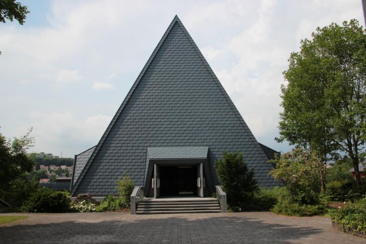 Kreuzkirche von aussen.jpg